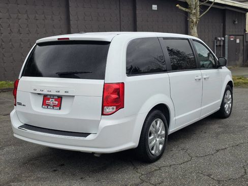 Used 2018 Dodge Grand Caravan SE w/ UConnect Hands-Free Group image 5