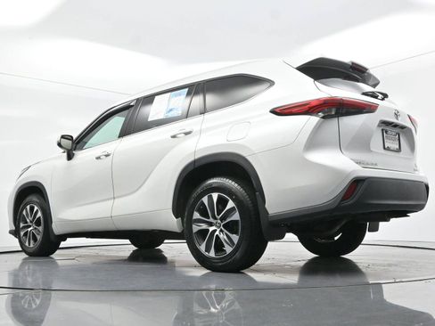 Used 2022 Toyota Highlander XLE AWD/4WD image 56