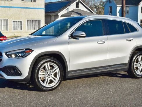 Used 2021 Mercedes-Benz GLA 250 4MATIC w/ Premium Package image 2