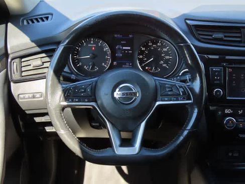 Used 2018 Nissan Rogue SV AWD/4WD image 18