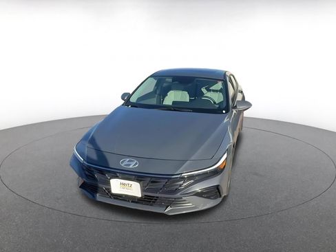 Used 2025 Hyundai Elantra Limited image 4