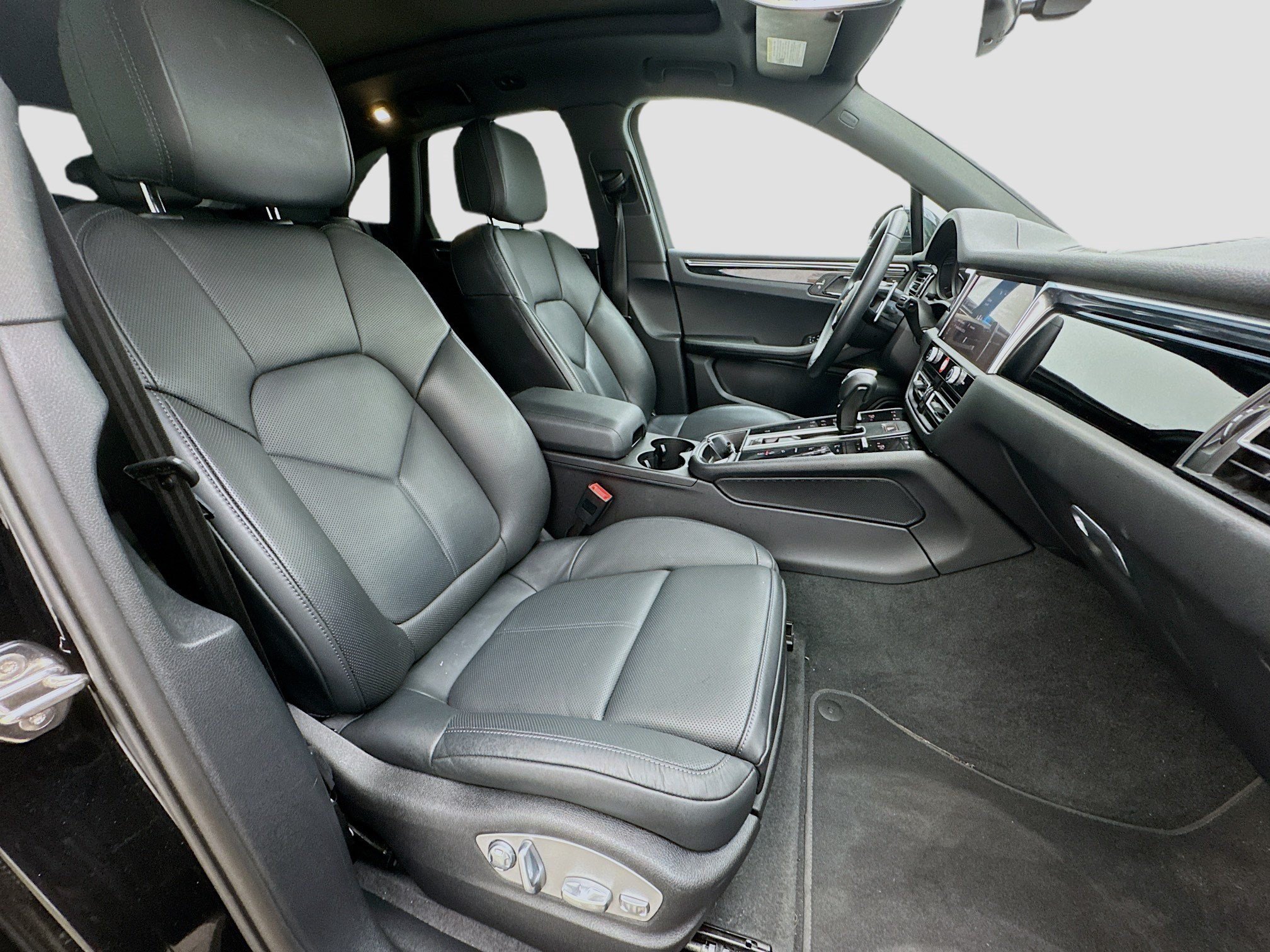 Used 2025 Porsche Macan AWD/4WD image 20