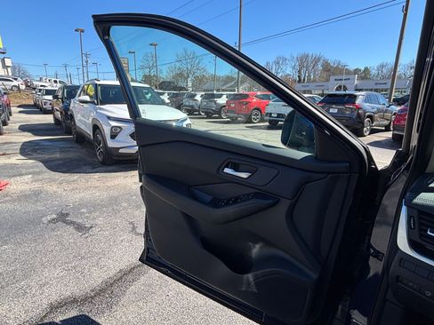 Used 2025 Nissan Rogue SV image 18