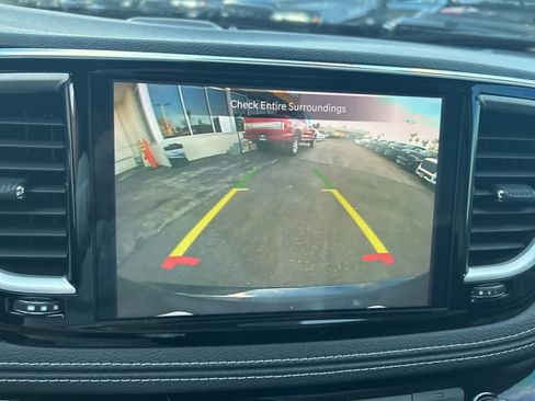 Used 2022 Chrysler Pacifica Touring-L image 39