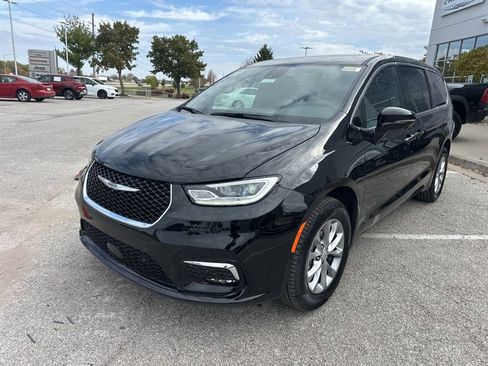New 2026 Chrysler Pacifica Select image 12