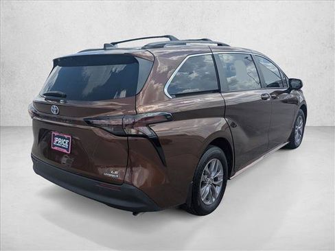 Used 2024 Toyota Sienna LE FWD image 5