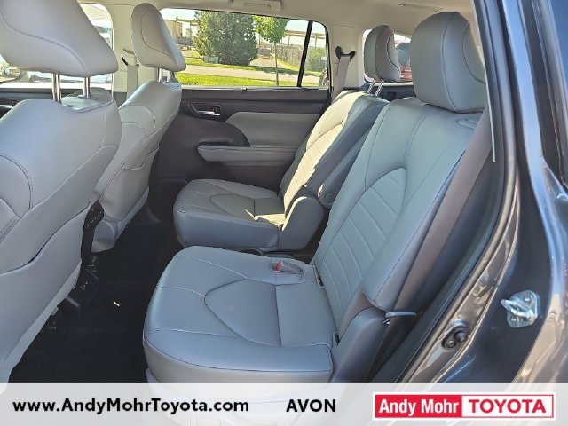 Used 2023 Toyota Highlander XLE AWD/4WD image 11