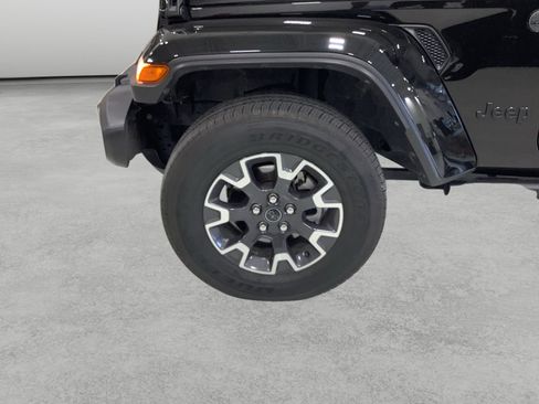 Used 2025 Jeep Gladiator Sport w/ Premium Package AWD/4WD image 9