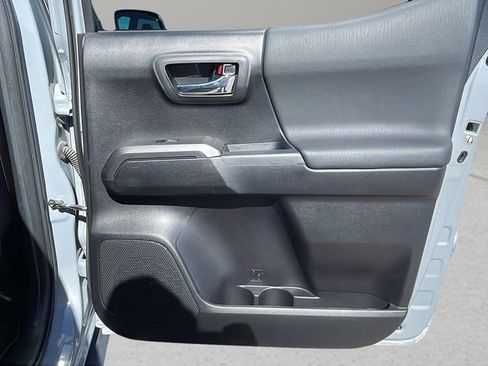 Used 2020 Toyota Tacoma TRD Off-Road w/ Technology Package image 15