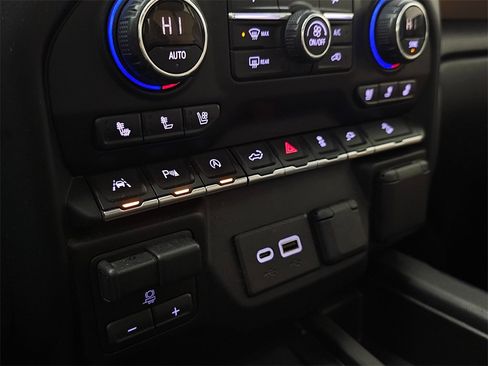 Used 2019 Chevrolet Silverado 1500 High Country image 38