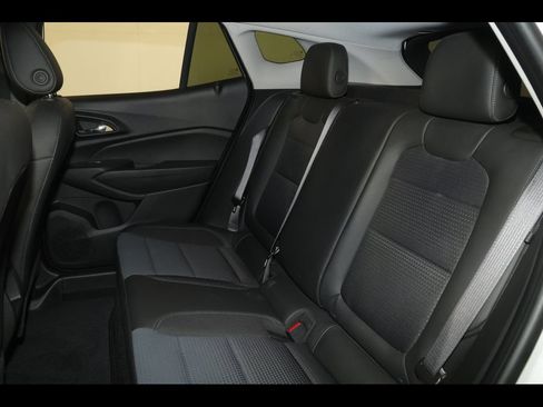 Used 2024 Chevrolet Trax LT w/ Sunroof Package FWD image 27