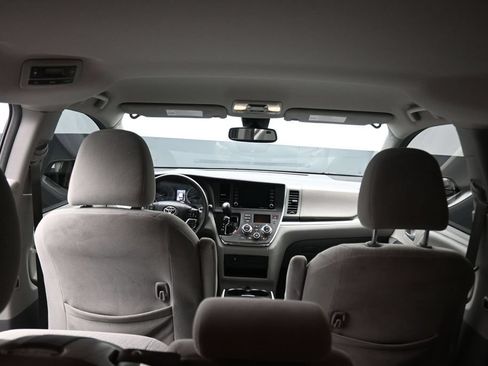 Used 2018 Toyota Sienna LE w/ Carpet Mat Package FWD image 39