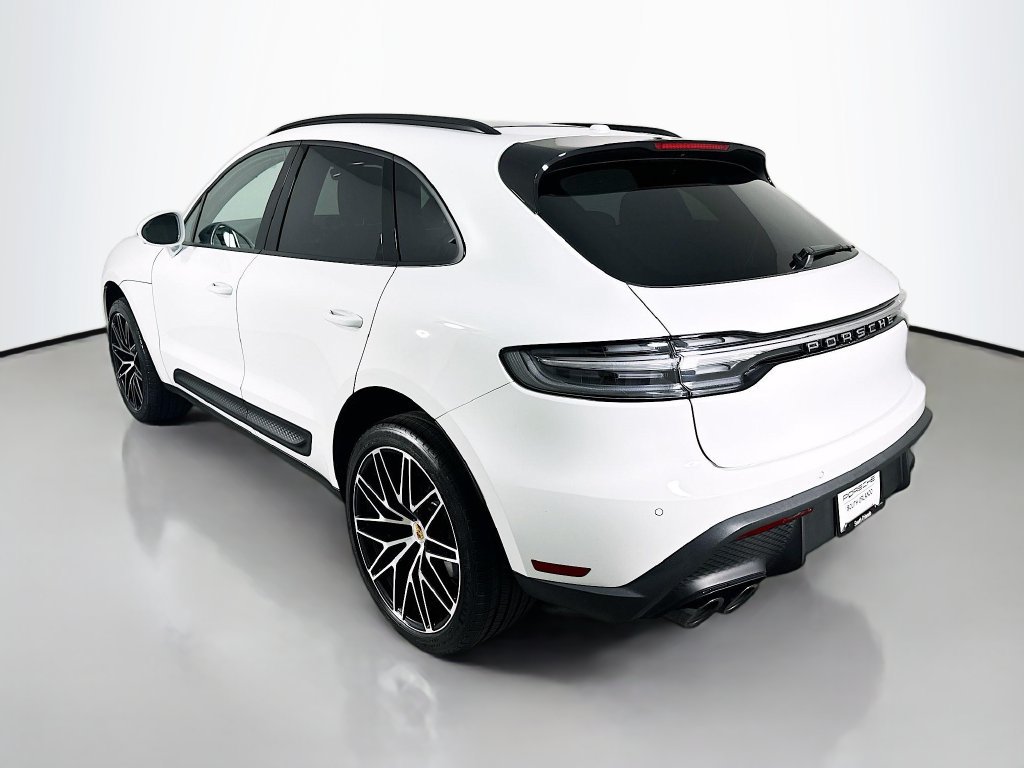 Certified 2025 Porsche Macan AWD/4WD image 3