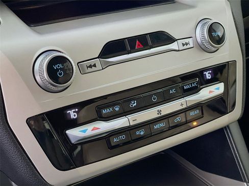 Used 2020 Ford Explorer XLT image 18