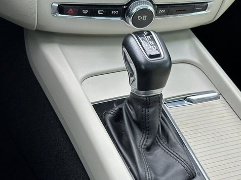 Used 2019 Volvo XC60 T6 Momentum w/ Premium Package image 22