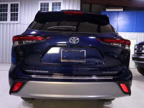 Used 2024 Toyota Highlander Platinum image 4