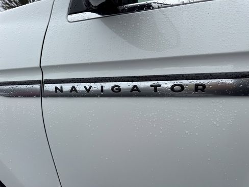 Used 2025 Lincoln Navigator L Reserve image 11