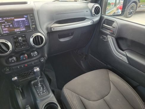 Used 2018 Jeep Wrangler Unlimited Sahara w/ Connectivity Group AWD/4WD image 33