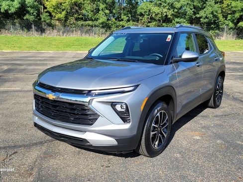 Used 2025 Chevrolet TrailBlazer LT w/ Convenience Package FWD image 5