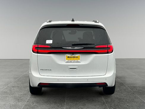 New 2026 Chrysler Pacifica Pinnacle image 4