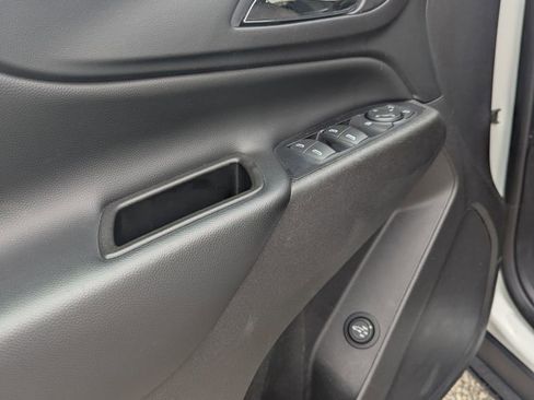 Used 2019 Chevrolet Equinox LT w/ Driver Convenience Package image 9