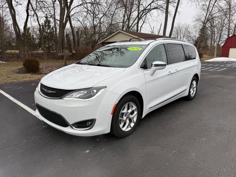 Used 2020 Chrysler Pacifica Limited image 1