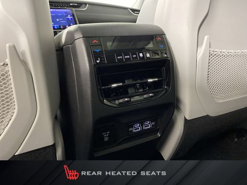 Used 2022 Jeep Grand Cherokee Overland w/ Luxury Tech Group IV image 34