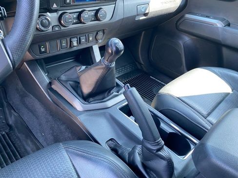 Used 2020 Toyota Tacoma TRD Off-Road w/ TRD Premium Off Road Package image 13