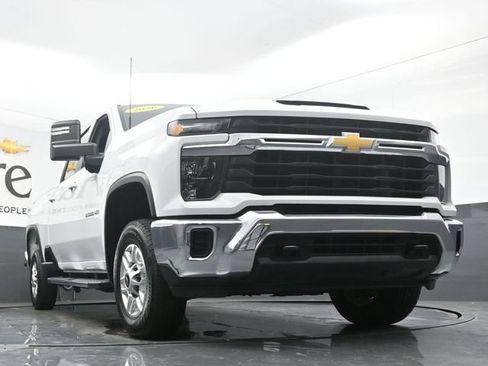 Used 2026 Chevrolet Silverado 2500 LT AWD/4WD image 3