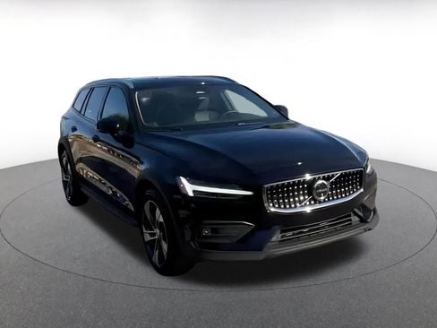 Used 2025 Volvo V60 B5 Cross Country Plus image 3