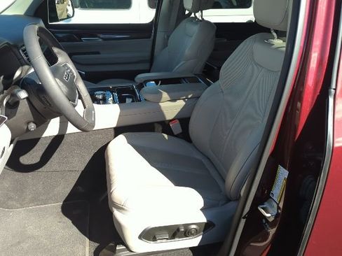 Used 2024 Jeep Wagoneer 4WD w/ Convenience Group I image 5