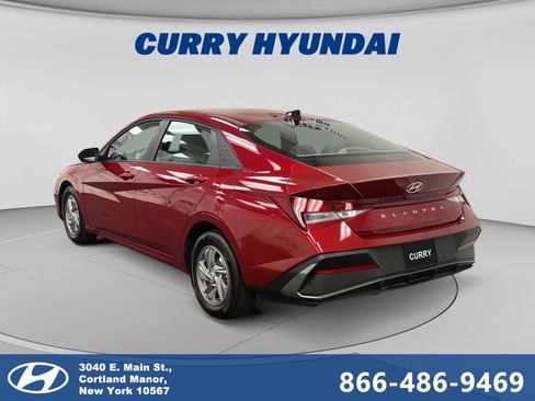 Certified 2025 Hyundai Elantra SE FWD image 3