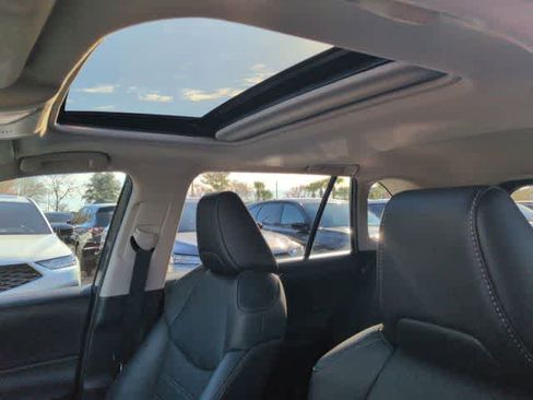 Used 2021 Toyota RAV4 XLE Premium image 20