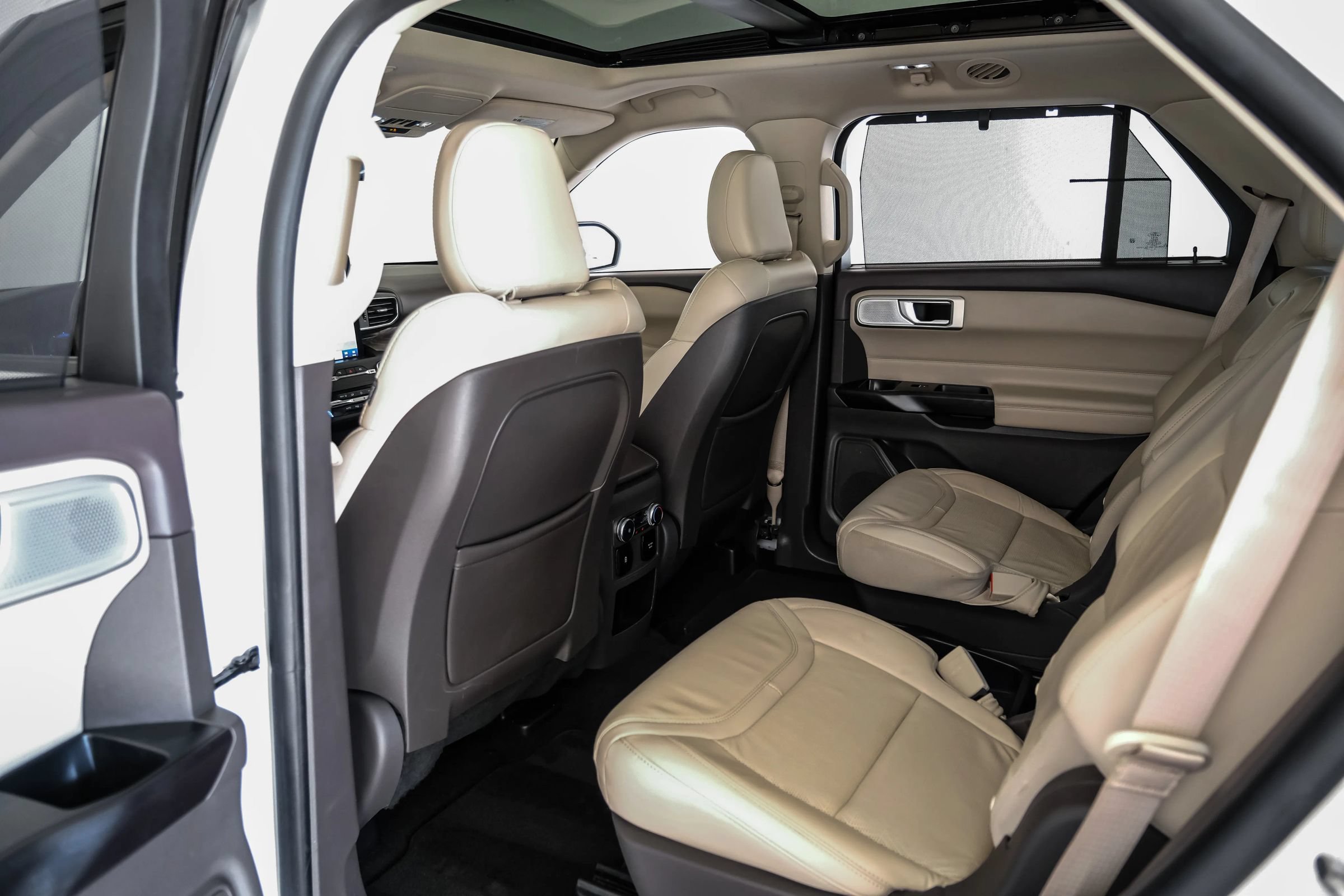 Used 2020 Ford Explorer Platinum w/ Premium Technology Package AWD/4WD image 39