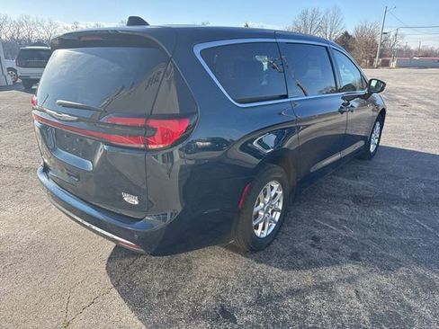 Used 2023 Chrysler Pacifica Touring-L FWD image 4