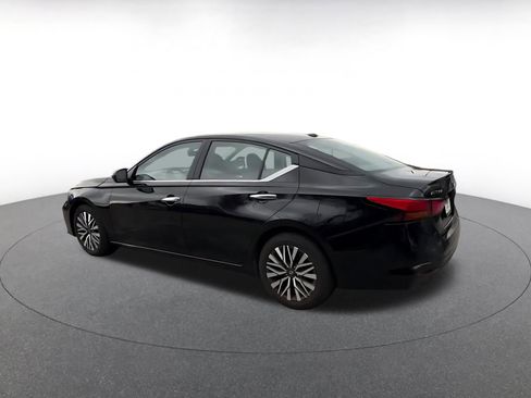 Used 2025 Nissan Altima 2.5 SV image 10