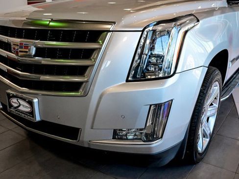 Used 2016 Cadillac Escalade Luxury AWD/4WD image 9