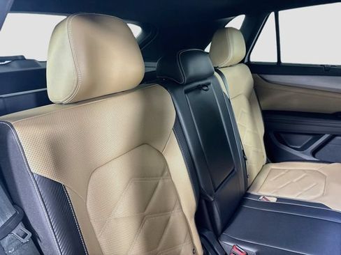 Certified 2024 Volkswagen Atlas Cross Sport SE w/ Panoramic Sunroof Package AWD/4WD image 30