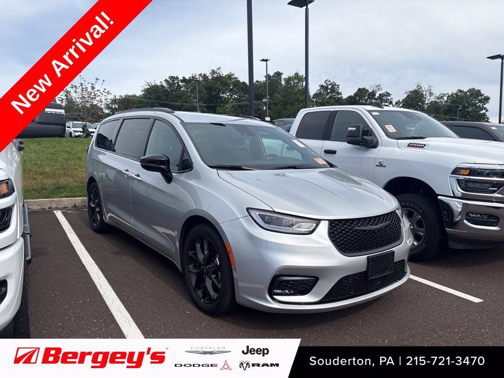 Used 2026 Chrysler Pacifica Select w/ S Appearance Package FWD image 1