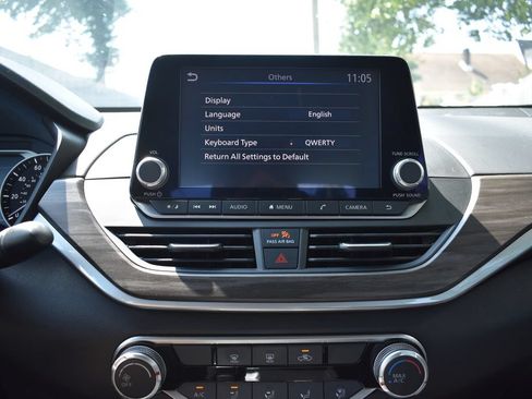 Used 2025 Nissan Altima 2.5 SV FWD image 18