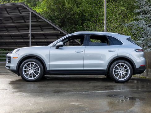 Certified 2025 Porsche Cayenne image 2