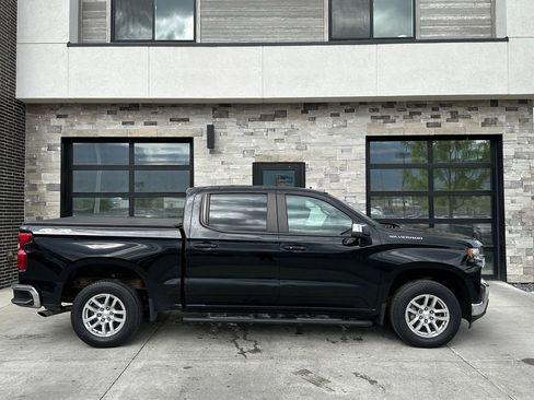 Used 2022 Chevrolet Silverado 1500 LT AWD/4WD image 2
