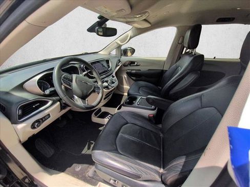 Used 2022 Chrysler Pacifica Touring-L FWD image 10