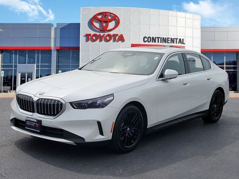 Used 2024 BMW 530i xDrive AWD/4WD image 3