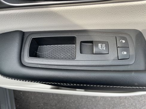 Used 2022 Chrysler Pacifica Touring-L image 11