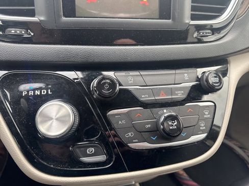 Used 2020 Chrysler Voyager Lxi image 15