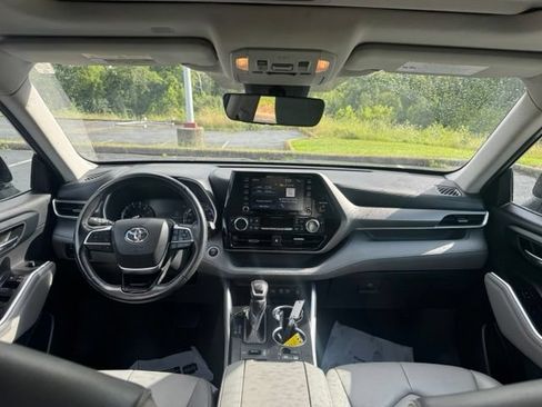 Used 2021 Toyota Highlander XLE AWD/4WD image 16