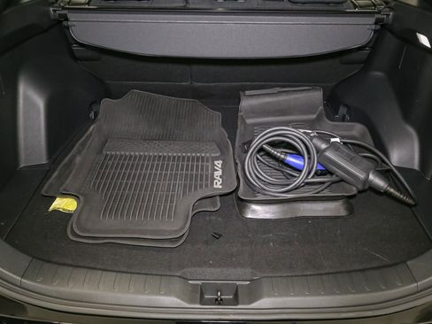 Used 2023 Toyota RAV4 SE image 12