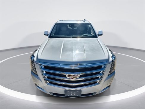 Used 2016 Cadillac Escalade Luxury image 3