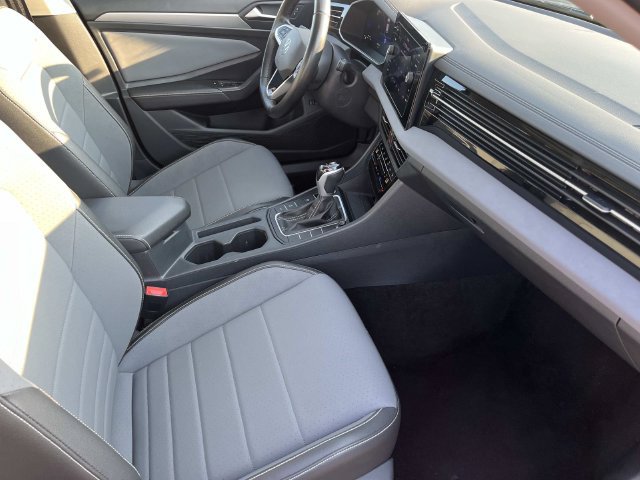 Used 2025 Volkswagen Jetta SE FWD image 22